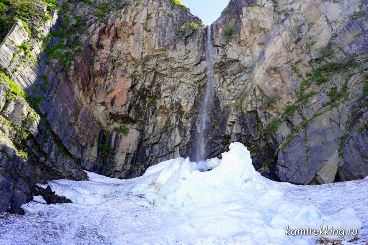 Камчатка-экскурсии-водопад-в-ущелье